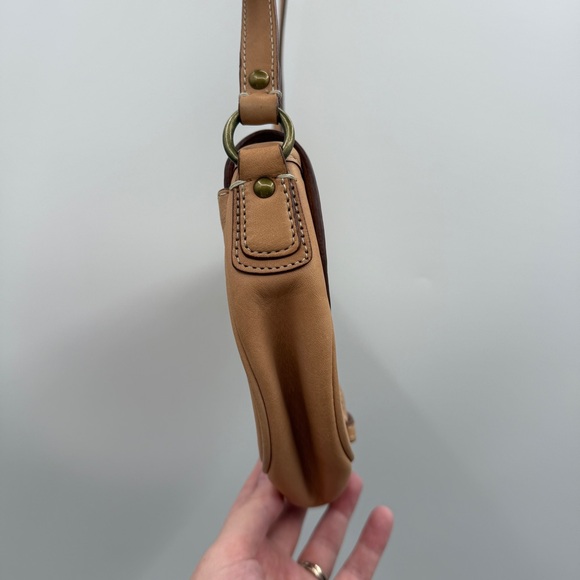 COACH Saddle Crossbody Bag Tan‎ Leather Buckle Flap Adjustable Strap - Picture 4 of 12